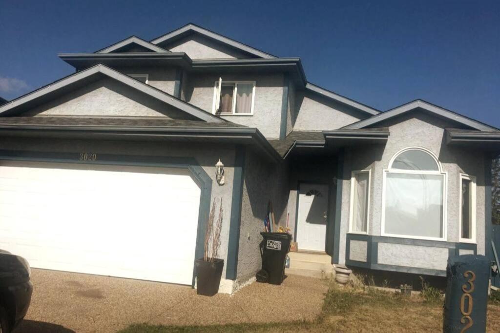 Renovated 4 Bedrooms 20 Sleeps Shopping Mall Edmonton Exterior photo