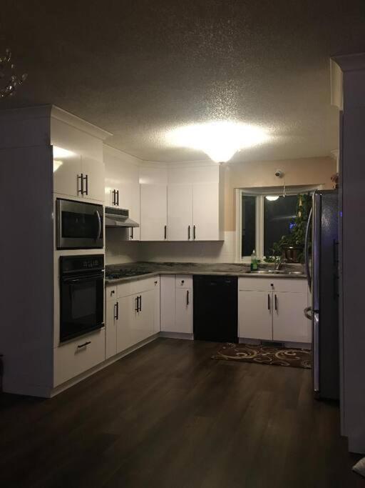 Renovated 4 Bedrooms 20 Sleeps Shopping Mall Edmonton Exterior photo