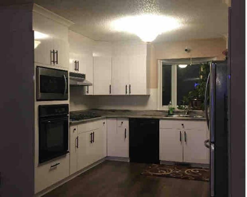 Renovated 4 Bedrooms 20 Sleeps Shopping Mall Edmonton Exterior photo